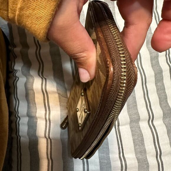 Micheal Kors MK Wallet - Picture 5 of 5